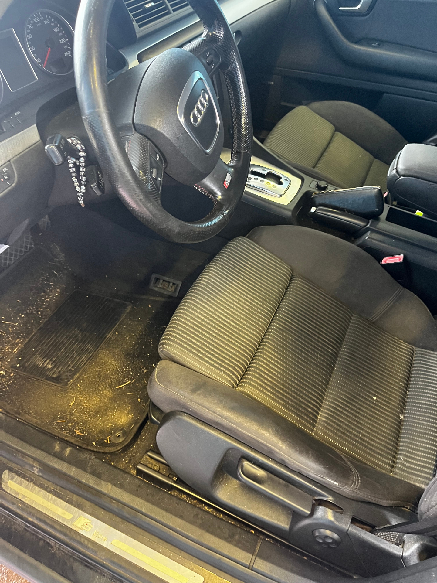 Audi A4 – utastér mélytisztítás – előtte