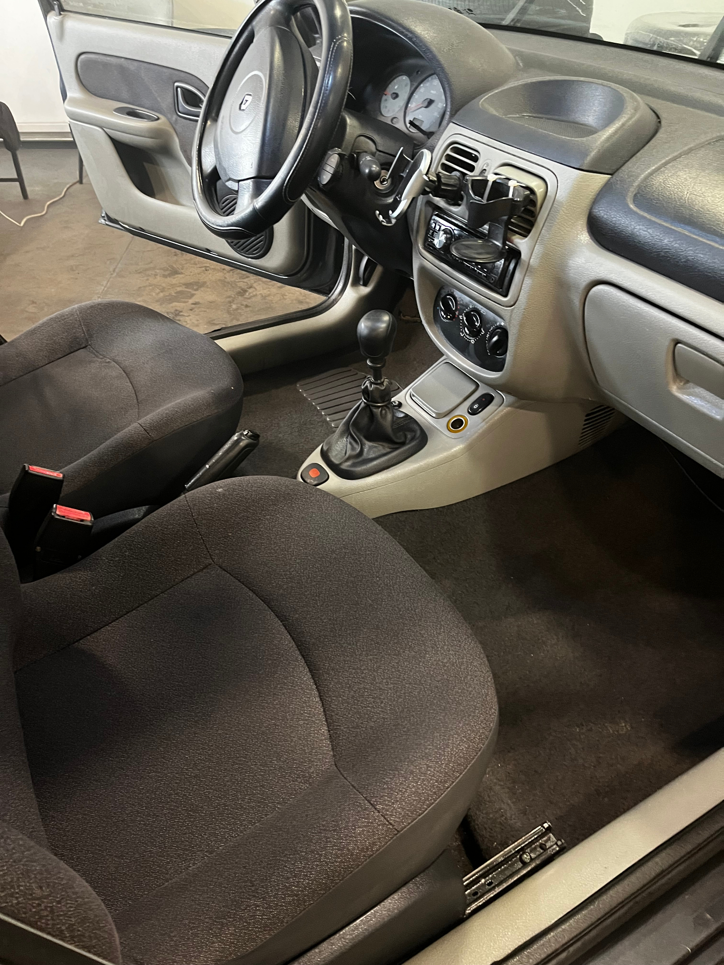 Renault Clio – utastér teljes mélytisztítás – utána