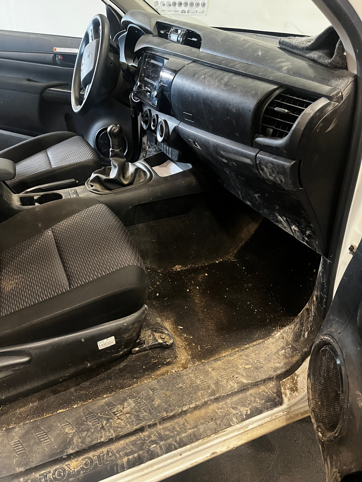 Toyota Hilux – kárpit és padló tisztítás – előtte