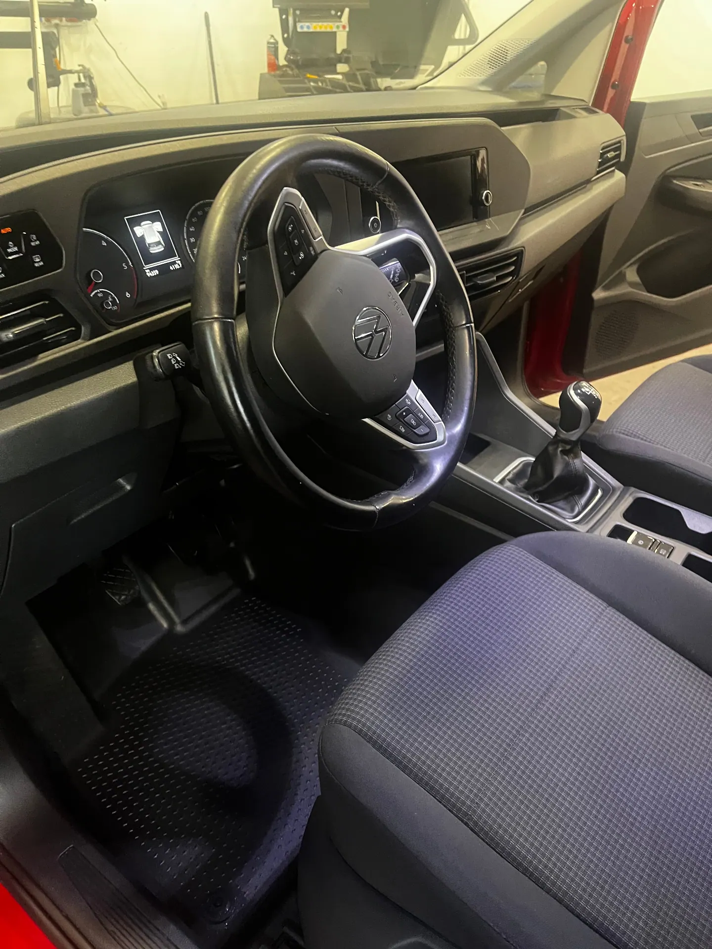 VW Caddy – utastér és padló mélytisztítás – utána