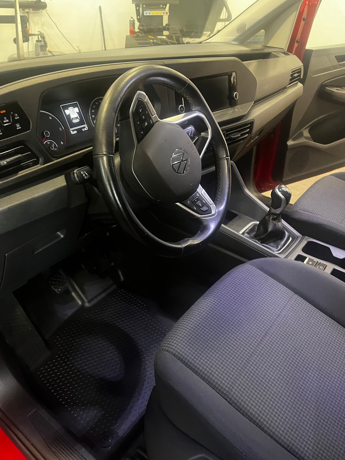 VW Caddy – utastér és padló mélytisztítás – utána