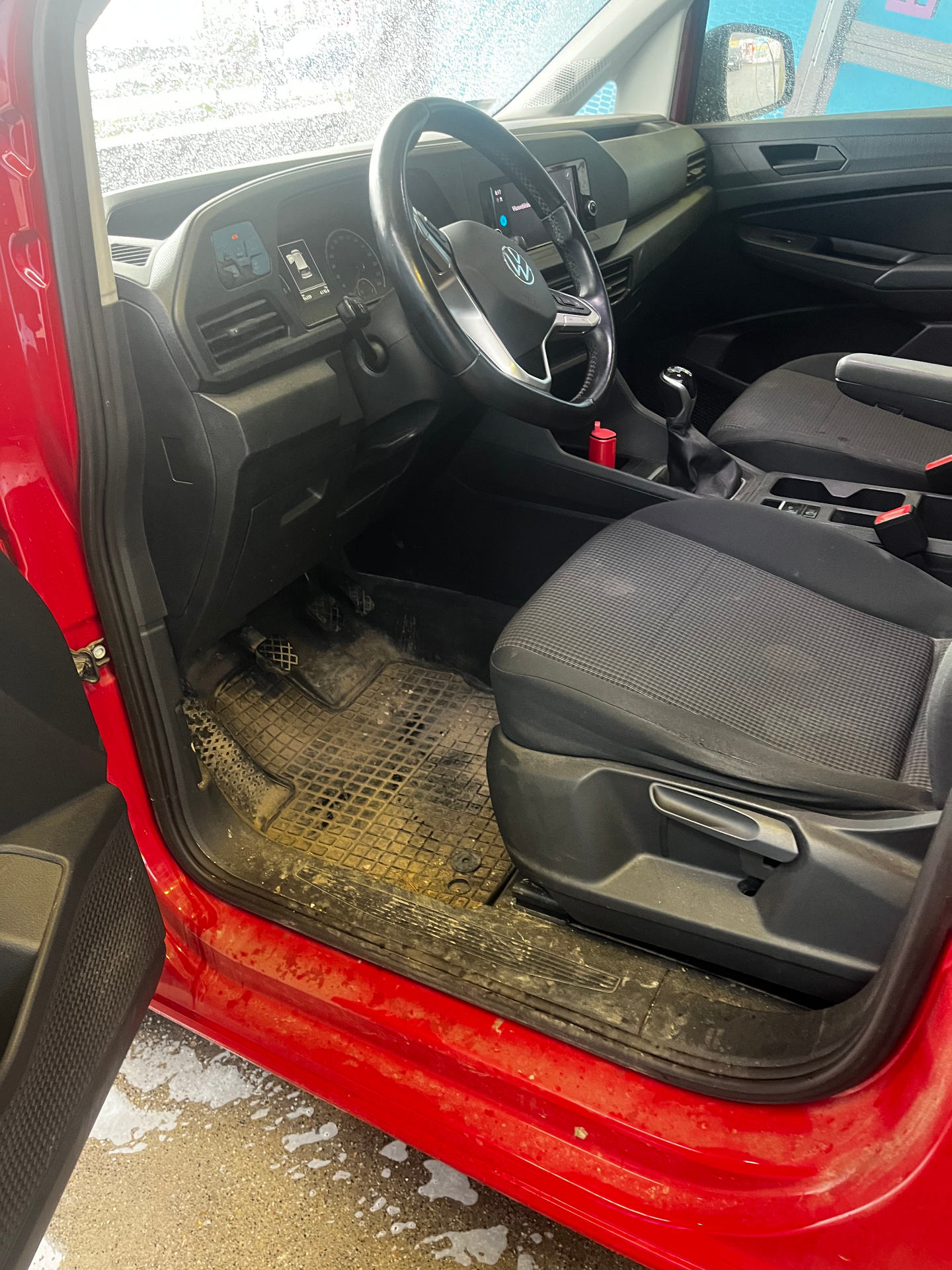 VW Caddy – utastér és padló mélytisztítás – előtte